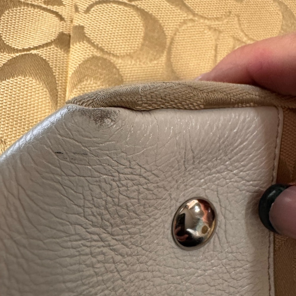 Coach Gallery Signature Tote In Beige and White -Model # M0976-F14670 - Picture 14 of 16
